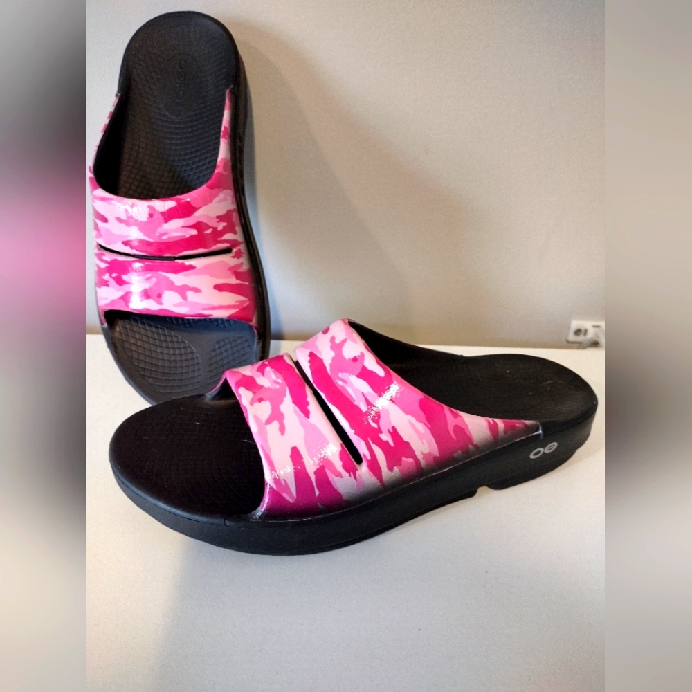 Oofos OOahh Luxe Slide - project Pink Camo - size 9